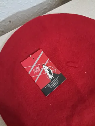 Boina roja de lana