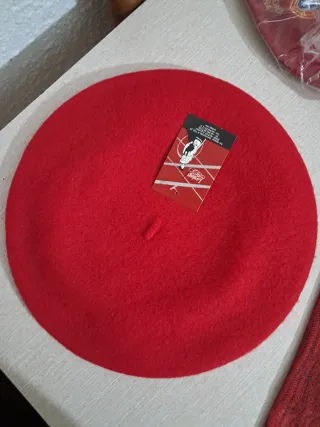 Boina roja de lana