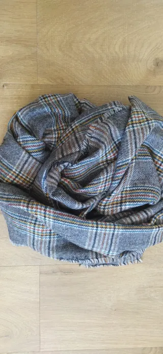 Bufanda de cuadros gris y multicolor