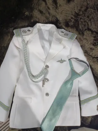 Traje de comunión niño blanco y verde.
