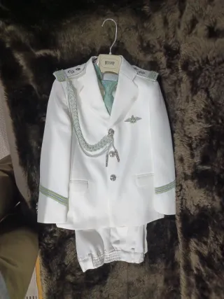 Traje de comunión niño blanco y verde.