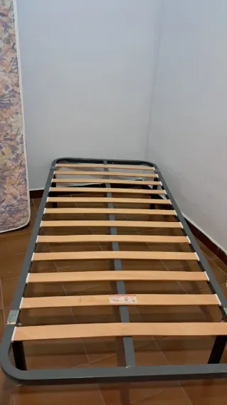 Armario, somier y colchón