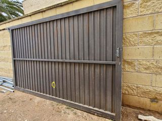 Puerta corredera y 3 vallas de hierro, buen estado
