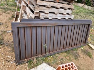 Puerta corredera y 3 vallas de hierro, buen estado