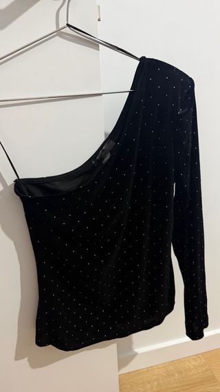 Top asimétrico terciopelo negro pedrería.