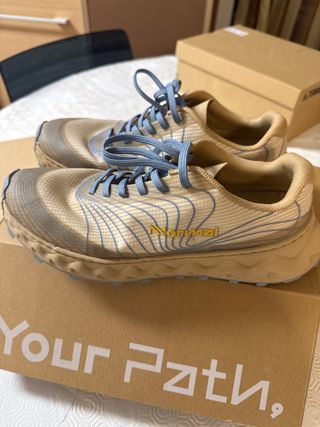 Zapatillas trail running NNORMAL TOMIR 01 beige/az