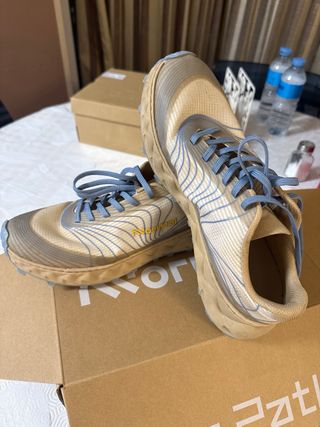 Zapatillas trail running NNORMAL TOMIR 01 beige/az