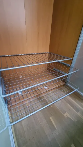 Armarios modulares blancos y madera