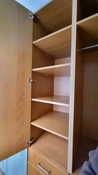 Armarios modulares blancos y madera