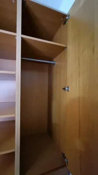 Armarios modulares blancos y madera