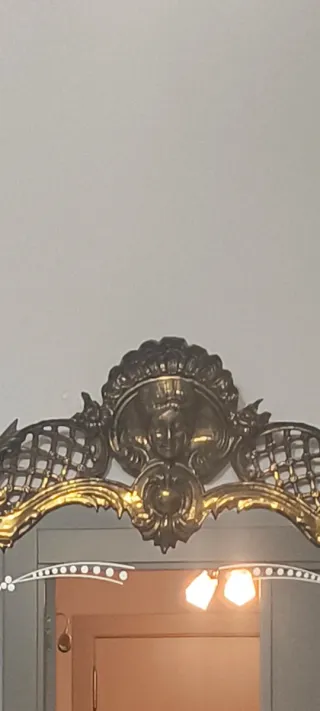 Mesa de entrada antigua con espejo