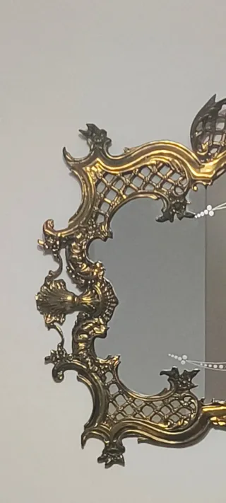 Mesa de entrada antigua con espejo