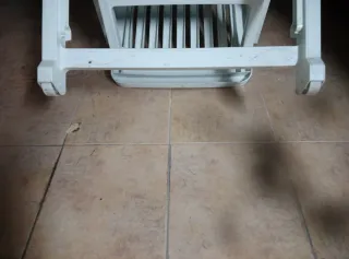 Tumbona blanca para piscina o terraza