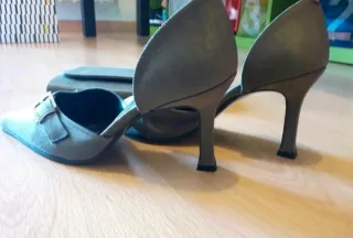 Zapatos de vestir y bolso de mano a juego