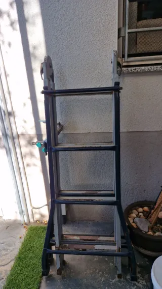Escalera multiusos plegable