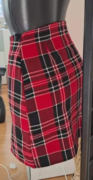 Gonna calda a quadri rossa e nera