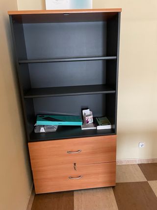 Mesa de oficina L madera y cuero y estantería