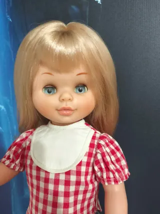 Muñeca rubia de Famosa  con vestido de cuadros