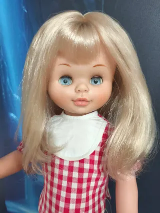Muñeca rubia de Famosa  con vestido de cuadros