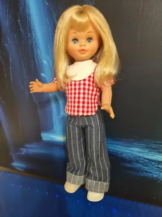 Muñeca rubia de Famosa  con vestido de cuadros