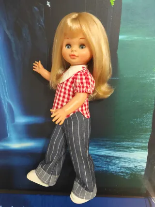 Muñeca rubia de Famosa  con vestido de cuadros