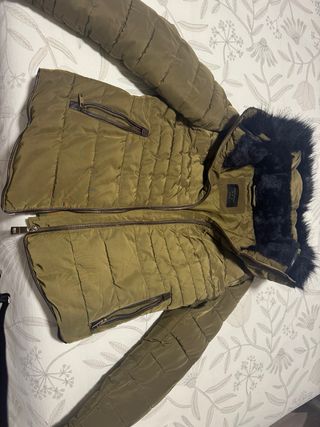 Plumas Zara verde militar con capucha