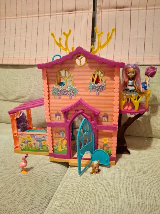 Casa Enchantimals con figuras y accesorios