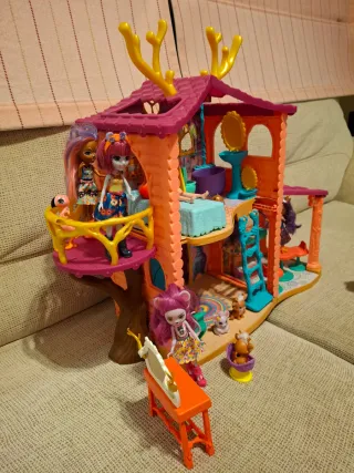 Casa Enchantimals con figuras y accesorios
