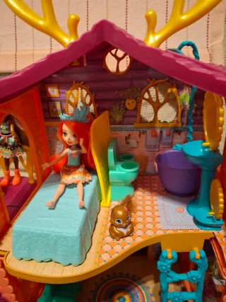 Casa Enchantimals con figuras y accesorios