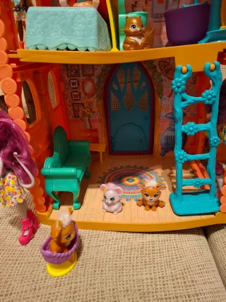 Casa Enchantimals con figuras y accesorios
