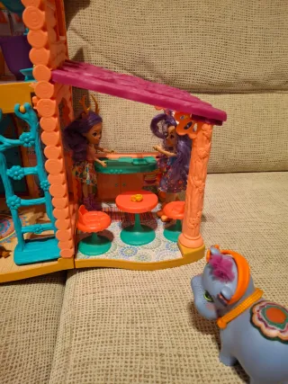 Casa Enchantimals con figuras y accesorios