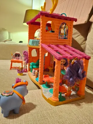 Casa Enchantimals con figuras y accesorios