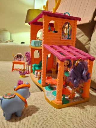 Casa Enchantimals con figuras y accesorios