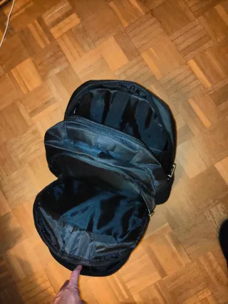 Due grandi zaini neri in vendita