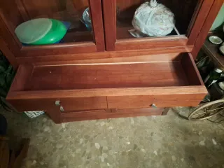 Vitrina de madera y cristal