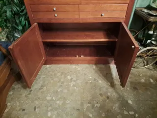 Vitrina de madera y cristal