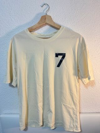 Camiseta beige con número 7