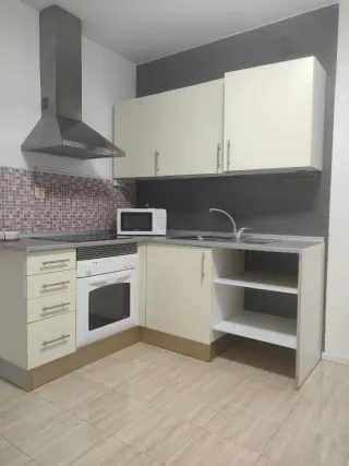 Cocina completa beige y plata