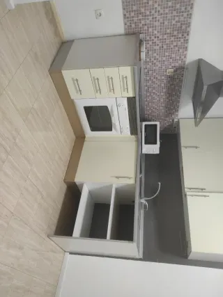 Cocina completa beige y plata