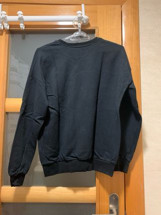 Sudadera Bershka Mickey On Tour Negra