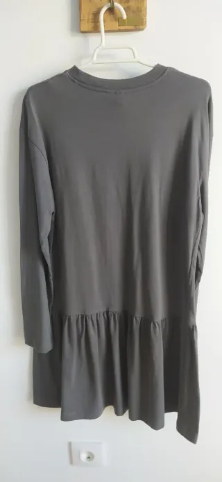 Vestido gris con volantes