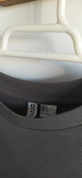 Vestido gris con volantes