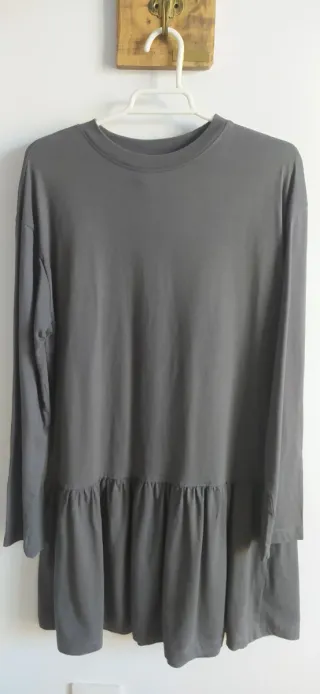 Vestido gris con volantes