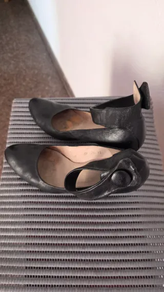 Zapatos de tacón negros con pulsera