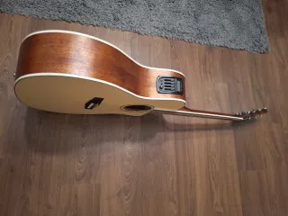 Guitarra electroacústica Cort