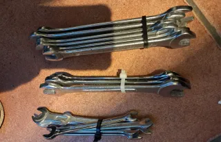 Varias herramientas manuales y electrónicas