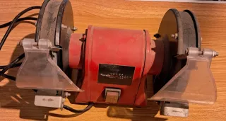 Varias herramientas manuales y electrónicas