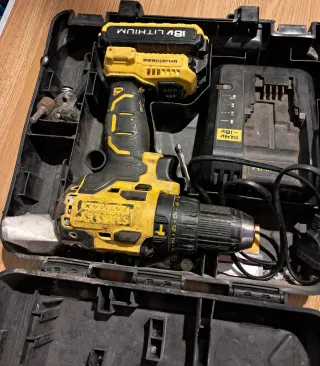 Varias herramientas manuales y electrónicas