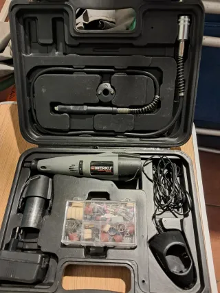 Varias herramientas manuales y electrónicas