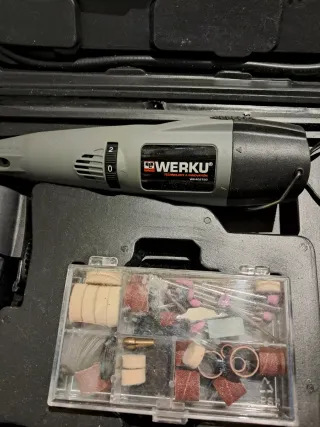 Varias herramientas manuales y electrónicas